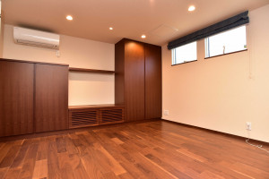 鴨居町中古一戸建て１階洋室