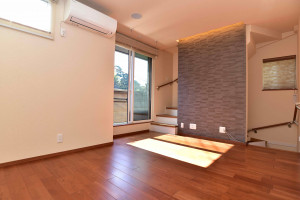 鴨居町中古一戸建てリビング